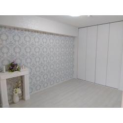 フラワーリースのサロンを自宅で開いているお客様。そこで、和室をエレガントで清潔感のある洋室へリフォーム。お客様にも「満足しています」と言っていただきました。