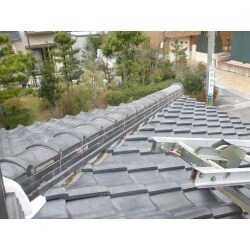 寄棟屋根の隅棟より漏水があり、瓦の積み方を修正しました。もちろん漆喰もきれいに施工しました。