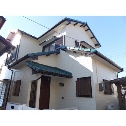 屋根と外壁の塗装をおこないました
デザインもガラッと変えて気分もリフレッシュ