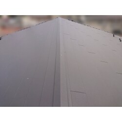セメント系の屋根材からスーパーガルテクトへ葺き替え工事をしました。
屋根材の下にはスレートが葺いてあるので２重に屋根をめくっての工事となります。

軽量で断熱材付きの屋根材なので遮音効果も高くとてもお勧めの屋根材です

葺き替え工事ではなくカバー工法（重ね葺き工事）にも使えます
