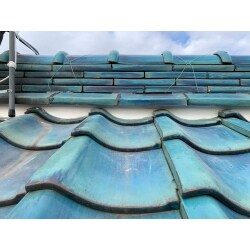 和型瓦の場合、棟や壁際には必ず漆喰が詰められています。
この漆喰は、約10年程度で経年劣化が進行していくと、剥がれてきてしまいます。

そんなときには、漆喰の取り直し工事を行いましょう！！
漆喰の取り直し工事を行う際は、必ず既設の漆喰を撤去しましょう！