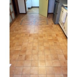 キッチンの床がふわつくという事で
新たにクッションフロアを増し張りしました。
補強のために下地を打ってから水回りにおすすめのクッションフロアを貼りました。