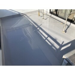 ウレタン防水を施工しました。
防水はベランダやバルコニー、そして陸屋根に使われている事が多いです。
防水が劣化すると雨漏りの原因ともなるので定期的なメンテナンスが必要です。