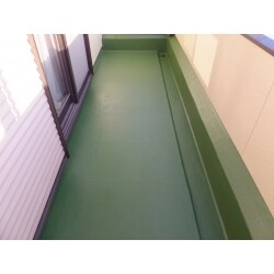 防水層を保護する為に定期的なトップコートの塗布