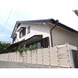 和風住宅の塗替えをしました。
新築の時の色味を変えましたがつや消し塗料を使うことで落ち着いて雰囲気に仕上がりました。