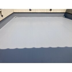 ウレタン防水工事の完了です
施工前はシート防水が施工されていました
シートの継ぎ目からの漏水によって雨漏りが起きていました
下地も新しくして防水をかけたので不安が解消されました