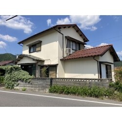 外壁塗装工事をしました。
長年メンテナンスをしていなかったので外壁は経年劣化が進んでいました。
通常の３回塗りではなく１工程増やして４回塗りをしました