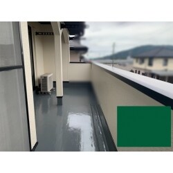 ウレタン防水工事をしました。
施工日数は３日です。既存防水に不具合があっても通気緩衝工法であれば下地との縁を切れるので
施工が可能となります。