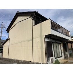 トタン（金属外壁）の塗装工事をしました。
築35年で初めての塗装工事の為、全体的に退色とサビが発生していました。
塗装をして綺麗に仕上がりました。