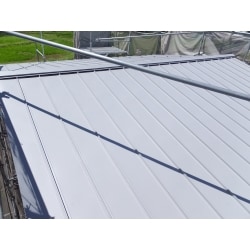 板金屋根(立平葺き)は防水性能が高く、低い勾配でも使用できる。スッキリしたデザインで軽量な為、地震に強いという特徴があります