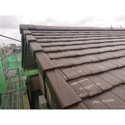 台風の影響によって屋根の端っこの袖瓦が飛ばされてしまいました。
雨漏りの懸念もあるので早急な工事を行い屋根の補修工事が完了しました。