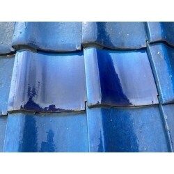 寒い地域で起こりやすい凍て
屋根や外壁でもおきます。
吸水した水分の凍結により表層を破壊してしまいます。
瓦の場合は簡単な差し替え工事が出来ます
