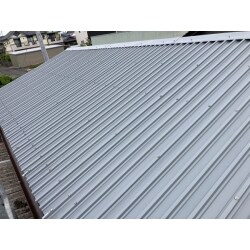 工場や倉庫などでよく使われる波スレートの上にカバー工法をしました。
ガルバリウム鋼鈑屋根材を使った屋根工事で
耐久性があがり見た目もすっきりしました。