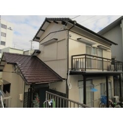 外壁はトタンの部分と一部モルタルでした。シリコン塗装で施工をし、全体の色合いは変わっていませんが、瓦も外壁もすべて変わっていますので、見違えるようにきれいになりました。