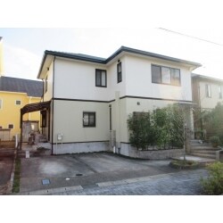 外壁はまだ良い状態でしたが、屋根の汚れは進んでいたので、塗り替えをご提案しました。奥様がグリーンがお好きでしたので、全体的にグリーンのイメージ仕上がりになりました。
