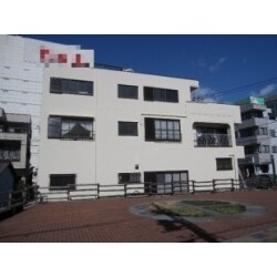 夏の暑さ対策のため、断熱性能の高い塗料を採用いただきました。
市道と，都市計画区域に面していたため、申請をし、安全を考慮しながら工事を進めました。