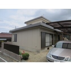 壁はまだすぐに劣化するという状態ではなかったですが、屋根が折半でボルトの頭がさびてきていましたので、屋根も一緒に塗装しました。
外壁は、汚れが付きにくい塗料（ナノコンポジット）をおすすめして、ご採用いただきました。