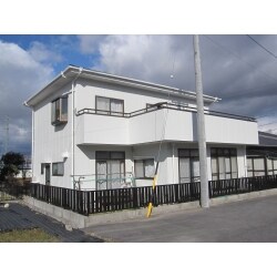 遠くからみると屋根の色がはげていましたので、しっかり洗って塗り替えをしました。
外壁も防水性能の高い塗料で塗りました。

