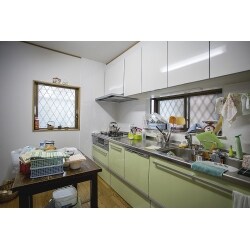 施工後のキッチン
施主様のお好きなグリーンで設備を選ばれましたが、全体的に緑だと重くなりがちなので、上の棚はホワイトにする事をお勧めしました。