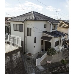 外壁塗装工事と屋根の葺き替え工事をご検討されていた施主様。
何社か相見積もりをとられておりましたが、詳細がもれなく記載された弊社の見積書を見て、信頼をよせていただき、ご成約をいただきました。


また、担当者・職人のきめ細かくスピーディーな対応に対して、「こちらの話を親身になって聞いてくれ、手直しも丁寧に対応してくれて助かった」とおっしゃっていただきました。