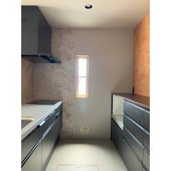 壁で閉鎖的だったキッチンを、解放感あふれる対面キッチンへとリフォームしました。
キッチン本体はシックなブラックで仕上げ、カップボードの背面には奥様が一目ぼれしたアクセントクロスを施工。
料理をしながら、お気に入りの空間で過ごせるようになり、毎日の生活に彩りが加わりました。