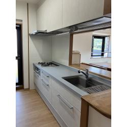 主にキッチン、トイレ、和室のリフォームを行いました。

設備の老朽化をきっかけに、これから長く続けられるよう、日々の暮らしに寄り添うキッチンへとリフォーム。
家具のようなデザイン性と、使いやすい機能性を両立したキッチンを採用しました。

和室はクロスや畳を新調し、心地よい雰囲気に。
明るいクリームカラーのキッチンや内装に一新したことで、全体的に明るくやわらかな空間へと生まれ変わりました。