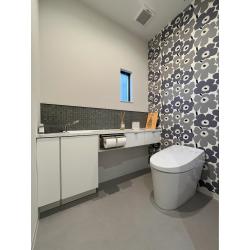 壁紙とタイルで彩るトイレ空間