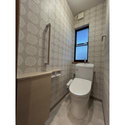 北欧テイストの柄クロスを全面に採用し、落ち着きの中にもやさしい表情のあるトイレ空間に仕上げました。
限られたスペースでも圧迫感を感じにくいよう、色味を抑えたデザインを選定。
カウンター収納や手すりを設け、デザイン性と使いやすさの両立を意識しています。