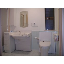 洗面・トイレを一緒にし、青を基調に清潔で使いやすいスペースに
