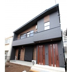 １Fは賃貸、２Fはお施主様のお住まいということで、建て替えにて施工のご依頼を頂きました。
１Fはモノトーンでサッパリとした印象に。
２Fはお施主様のご要望により、ワンルームながら小あがりや可動間仕切りを効果的に配置し、開放的な雰囲気のまま独立した空間を作り出しました。
