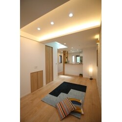 両隣との間隔が狭く、建物内に光が届きにくいため暗くなってしまっていたお住まいを、光があふれる明るいお住まいにフルリノベーションさせて頂きました。