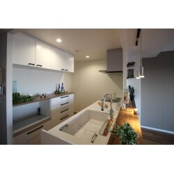 中古マンションをご購入し、マンションへのご入居前に、とのことで、フルリノベーションをご希望されていました。
水廻りの刷新プラス間取り変更で対応させていただきました。