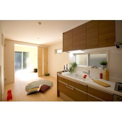 建具やキッチンパネルなど、お部屋全体を木目の柔らかい雰囲気で統一したリビングルームです。
