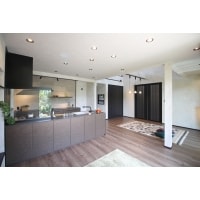 吹き抜け大空間のラグジュアリーな住まい