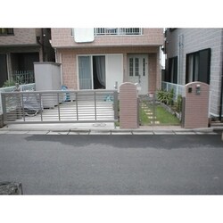 住宅に調和したエントランスに