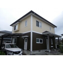 外壁は帯を取付、水性セラタイトＦ(フッ素樹脂塗料)で塗装し、屋根はガルバ鋼板屋根をカバー工法しました。