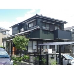 外壁はシリコン塗装、ベランダの壁は新しくガルバ鋼板を貼り、アクセントと付けました。