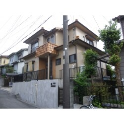 モルタル壁でヒビが入っている箇所がありましたので、ヒビの部分をコーキング補修してから
弾性系のシリコン樹脂塗料で施工しました。