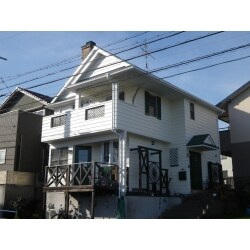 外壁はセラミックシリコン樹脂塗料、屋根はフッ素樹脂塗料で塗装し、壁は3分艶仕上りの塗料で施工しました。