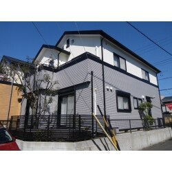 ブリック調のサイディング部分は単色塗り(ベタ塗り)せず、2色塗りをして目地と分けました。