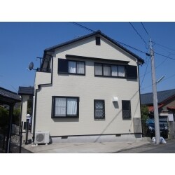 サイディングの目地のコーキングを打ち替え、セラミックシリコン樹脂塗料で塗装しました。