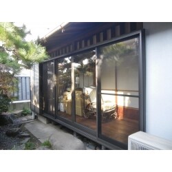 既設の木製サッシ、雨戸をアルミ製の雨戸付サッシに取替ました。