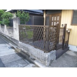 玄関横の格子は木製のタイプからアルミ製にし、フェンスはもともと無かったのでラチス型のフェンスを取付けました。