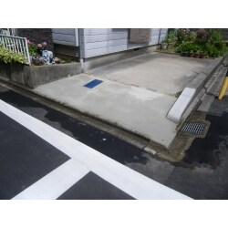 駐車場の乗り入れ口のコンクリートが割れて、水道メーターの部分が沈下していましたので、お客様のご要望で部分補修しました。既設のコンクリート部分と補修部分の境目のひび割れが発生しやすいので、境目にレンガを入れました。