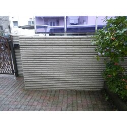 外塀のタイルに経年で苔などの汚れが付着していましたので、高圧洗浄で水洗いし汚れを取り除きました。