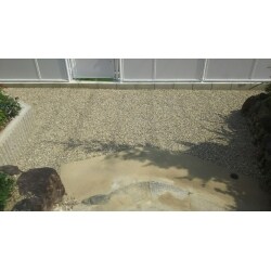通路の砂利敷き