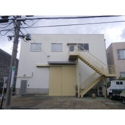 工場の鉄扉と階段を塗装しました。