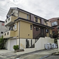 現状の色調イメージで塗り替えをご希望でしたので、大き目の色板見本を作製し色を決めていただき、エスケー化研のプレミアムシリコンで塗装しました。レンガ調部分は単色塗りにせず、目地とレンガ部分で色分けをしました。サイディング目地のコーキングは打ち替えし、サッシ廻りは増し打ちしました。コーナー(出隅)部分のコーキング目地の部分に樋の金物が取り付けしてあり縦樋が打ち替え時に邪魔でしたので縦樋を脱着しました。ベランダ床はFRP防水で新築時と同じ4工程で施工しました。