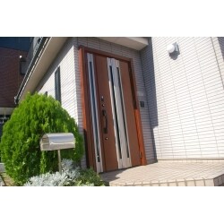 タッチキー付きで快適な玄関ドアへ