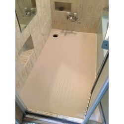 タイルの張り直しではなく、浴室用床シート（バスナフローレ）を張る工事をおすすめさせていただきました。
浴室用床シート（バスナフローレ）はタイルとは違い、やわらかいクッション性のある材質で高い衝撃吸収性を発揮します。
また断熱性もあるので、冬場の床の冷たさも軽減できます。

 